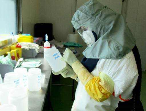 Trabajo con el MERS-CoV en los laboratorios de alto nivel de bioseguridad del IRTA-CReSA.