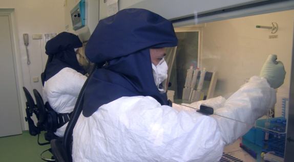 Trabajo con el MERS-CoV en los laboratorios de alto nivel de bioseguridad del IRTA-CReSA.